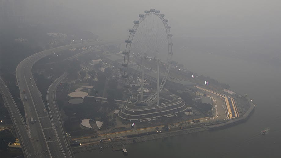 Über Singapur hängen dicke Wolken, die die Sicht deutlich verschlechtern.