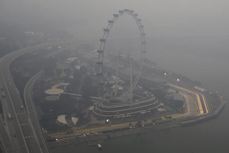 Über Singapur hängen dicke Wolken, die die Sicht deutlich verschlechtern.