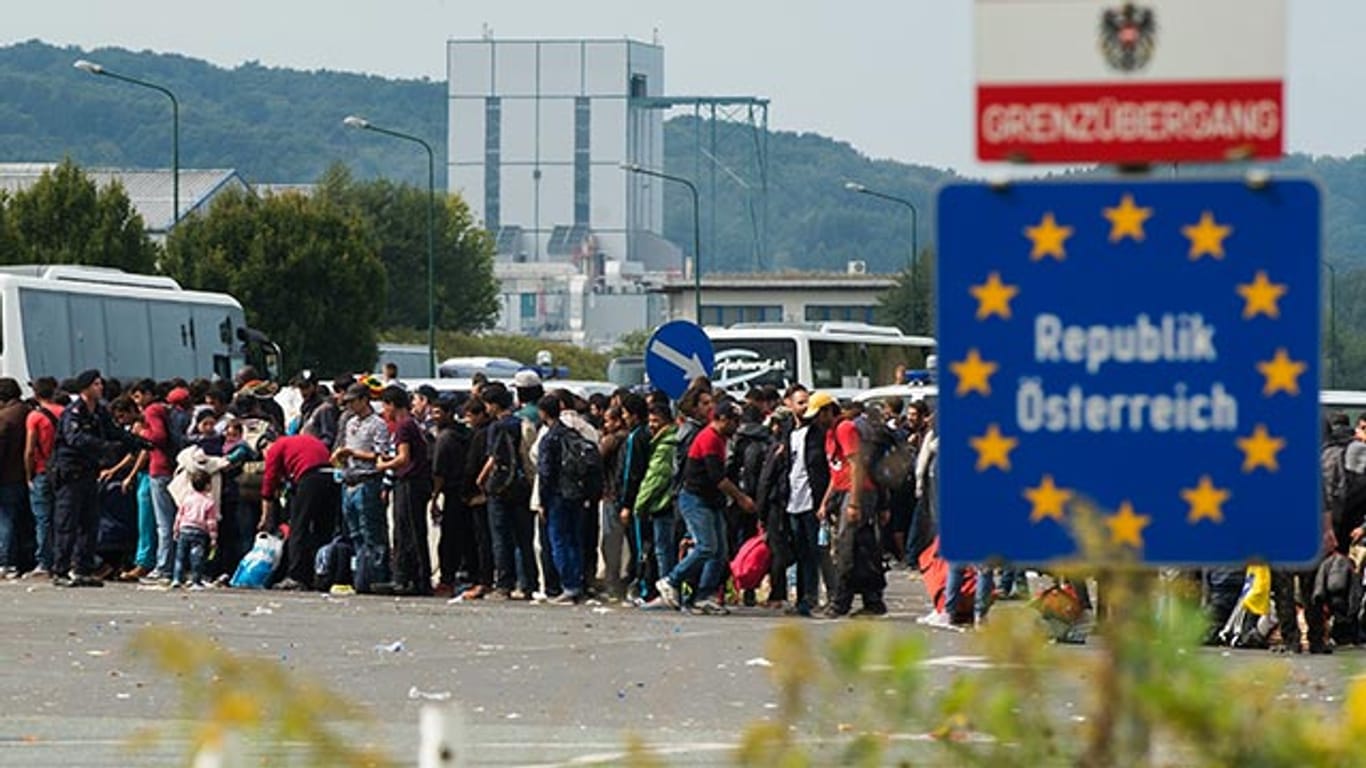 Flüchtlinge warten im österreichischen Heiligenkreuz, an der Grenze zu Ungarn, auf Busse.
