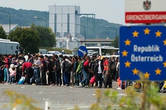 Flüchtlinge warten im österreichischen Heiligenkreuz, an der Grenze zu Ungarn, auf Busse.