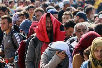 Wo sollen all die Menschen hin? Die EU-Staaten können sich nicht auf eine einheitliche Flüchtlingspolitik einigen.