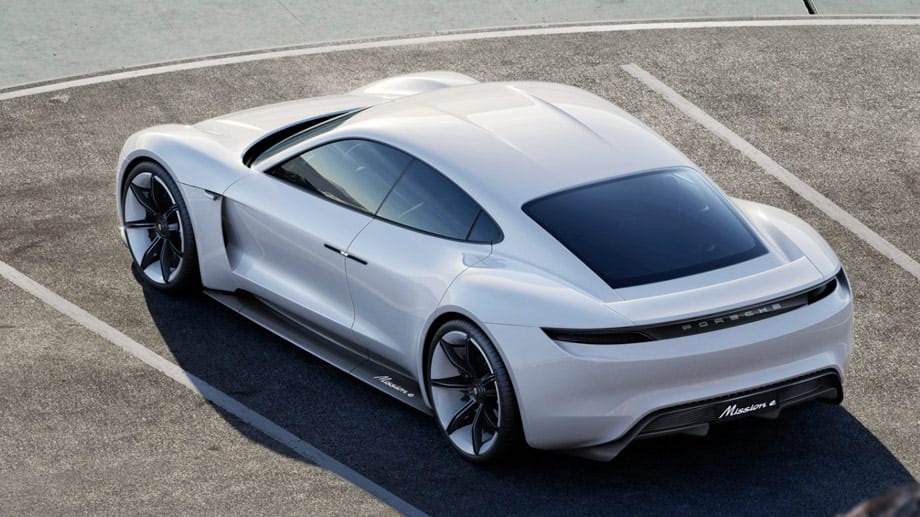 Auch schnell, aber elektrisch: Die Porsche-Studie "Mission E" will potenzielle Kunden mit 500 Kilometern elektrischer Reichweite, 600 PS und 15 Minuten Ladezeit locken.
