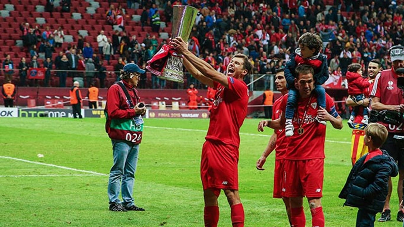 Mittelfeldspieler Grzegorz Krychowiak feiert Sevillas Triumph in der Europa League.