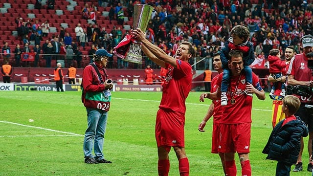 Mittelfeldspieler Grzegorz Krychowiak feiert Sevillas Triumph in der Europa League.