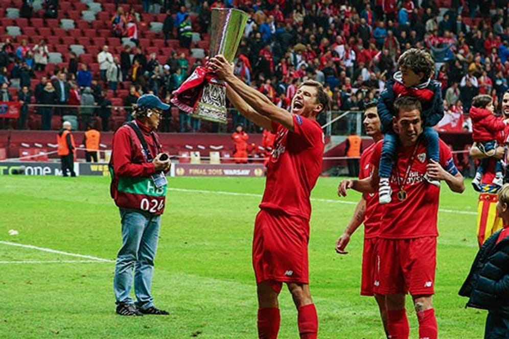 Mittelfeldspieler Grzegorz Krychowiak feiert Sevillas Triumph in der Europa League.