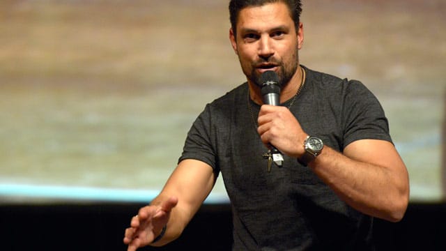 Schauspieler Manu Bennett wurde festgenommen.