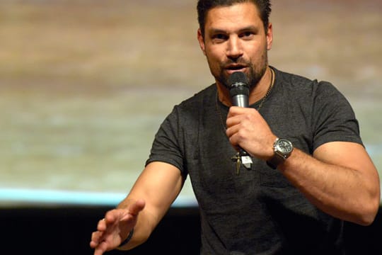 Schauspieler Manu Bennett wurde festgenommen.