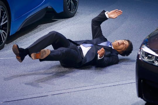 BMW-Chef Harald Krüger kippte auf der Bühne einfach um.