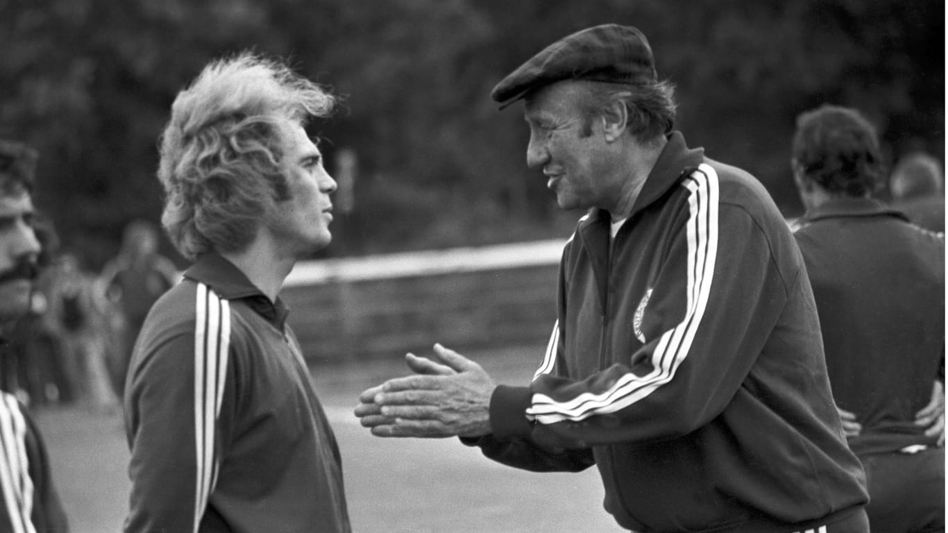 Vorbereitung in Malente: Helmut Schön (r.) gab Uli Hoeneß im Vorfeld der Fußball-WM 1974 wertvolle Anweisungen.
