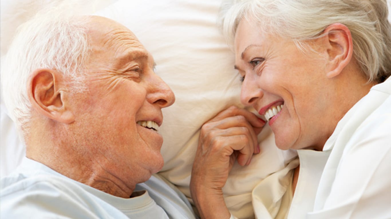 Flaute im Bett ist für viele Senioren kein Thema. Wenn die Gesundheit nicht dagegen spricht, kann Sex bis ins hohe Alter intensiv sein.