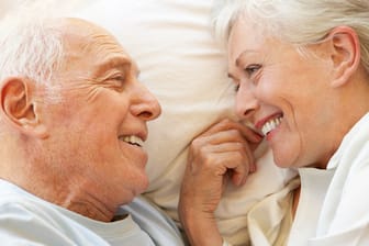 Flaute im Bett ist für viele Senioren kein Thema. Wenn die Gesundheit nicht dagegen spricht, kann Sex bis ins hohe Alter intensiv sein.