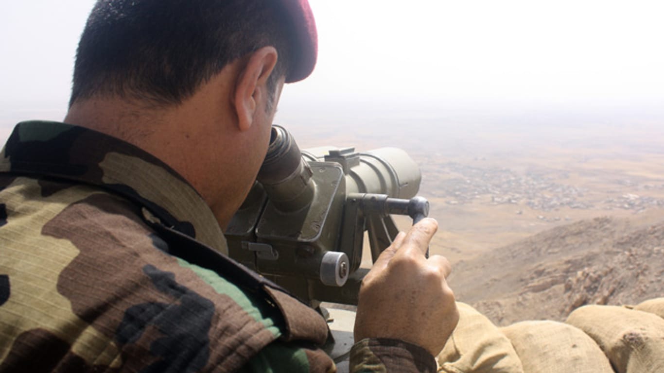 Ein Peschmerga-Kämpfer beim Einsatz gegen die IS-Terroristen. Bislang hat der Kampf gegen den Terror kaum Erfolge erzielt.