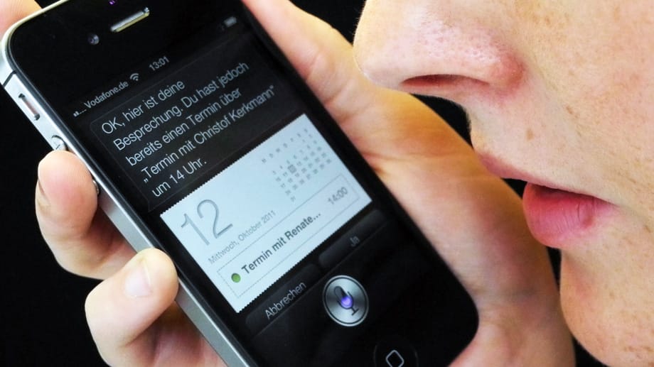Mit dem Befehl "Hey Siri" kann der Nutzer das iPhone aktivieren und dann per Sprache Befehle geben oder nach Informationen fragen.