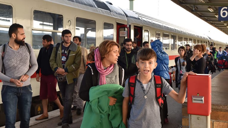 Flüchtlinge sind mit einem Sonderzug in Berlin angekommen.
