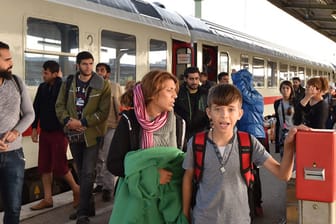 Flüchtlinge sind mit einem Sonderzug in Berlin angekommen.