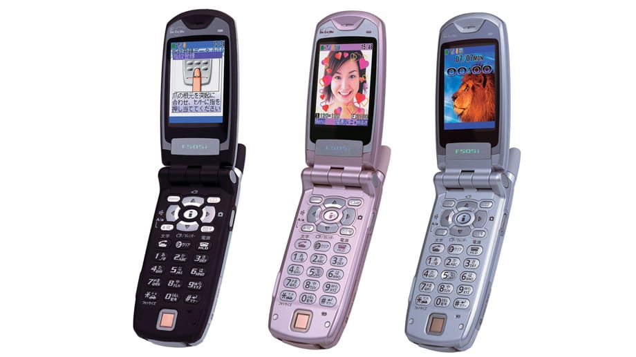 Aber Fingerabdruck-Scanner in Mobiltelefonen sind ein alter Hut. So bot Der japanische Telekom-Konzern NTT DoCoMo schon 2003 – also lange vor der Erfindung der Smartphones – mit dem i-Mode F505i Klapphandys mit Fingerabdruck-Scanner ein.