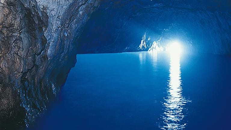 Die Blaue Grotte vor Capri.