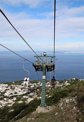 Eine kleine Seilbahn führt auf den Gipfel des Monte Solaro.