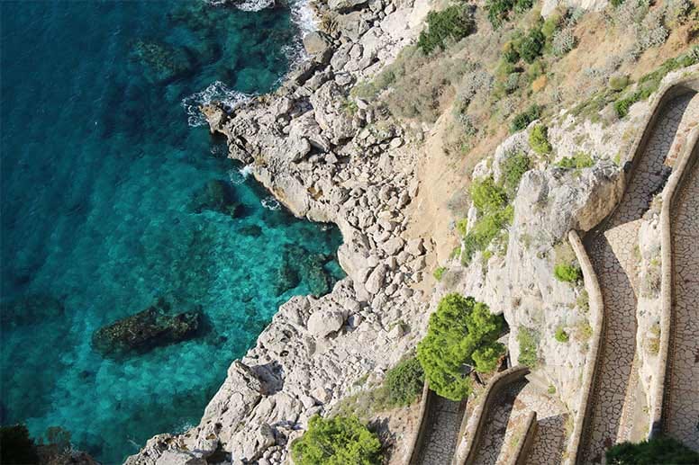 Blick ins türkise Wasser: Die Via Krupp ist einer der schönsten Wege auf Capri, doch wegen Steinschlaggefahr ist er derzeit gesperrt.