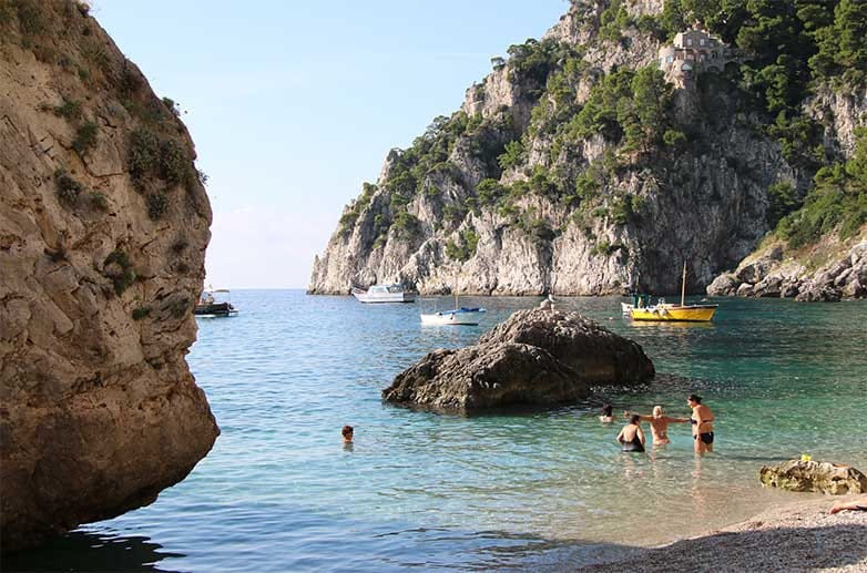 Capri ist nicht nur zum Flanieren und für ein wenig italienisches Lebensgefühl da - Baden können Touristen natürlich auch.