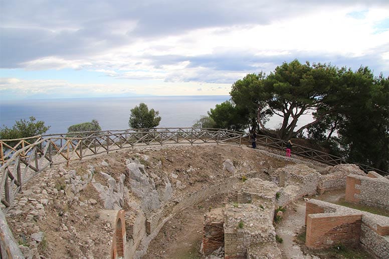 Von der Villa Jovis von Kaiser Tiberius ist nur noch eine Ruine erhalten. Der Staatsmann war nicht die einzige berühmte Persönlichkeit, die es sich auf Capri gutgehen ließ.