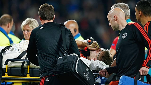 Luke Shaw wird vom Rasen gebracht.