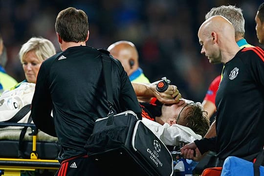 Luke Shaw wird vom Rasen gebracht.