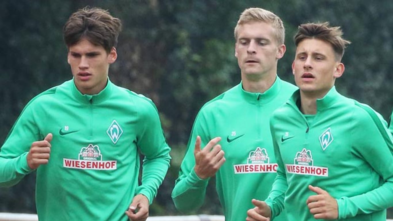 Luca-Milan Zander, Oliver Hüsing (Mi.) und Maximilian Eggestein (re.) spielen bis auf Weiteres nicht bei den Profis.