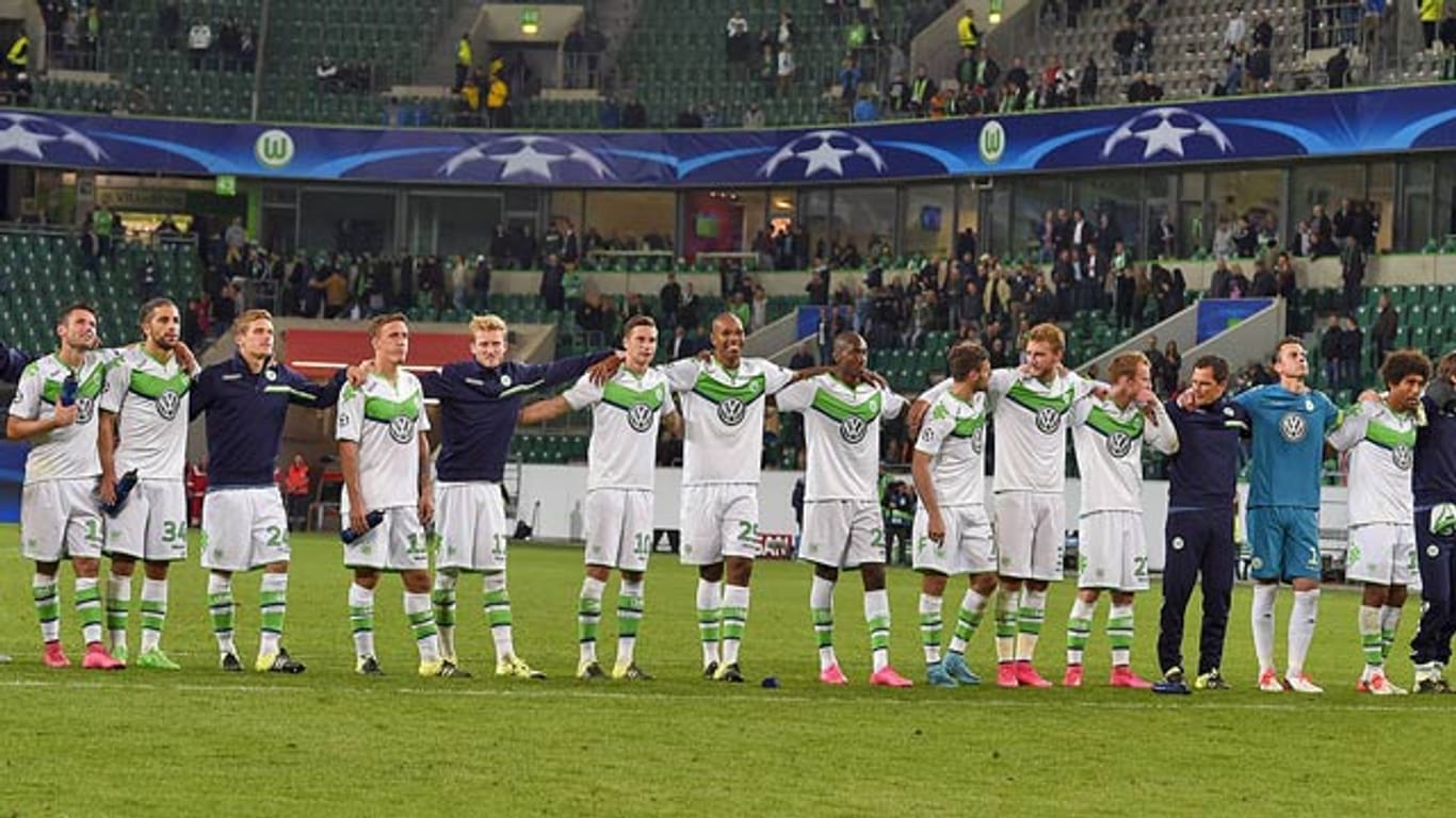 Halbgefüllte Ränge: Die Wolfsburger Spieler feiern nach dem Sieg gegen Moskau mit den wenigen Fans.