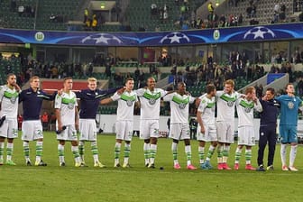 Halbgefüllte Ränge: Die Wolfsburger Spieler feiern nach dem Sieg gegen Moskau mit den wenigen Fans.