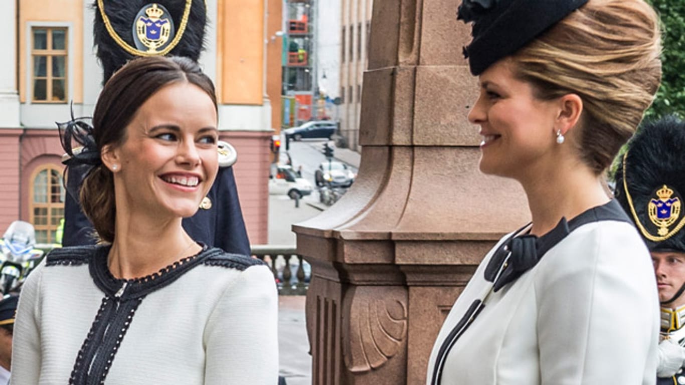 Schwedens Prinzessinnen Sofia (l.) und Madeleine in trauter Eintracht bei der feierlichen Eröffnung des schwedischen Parlaments.