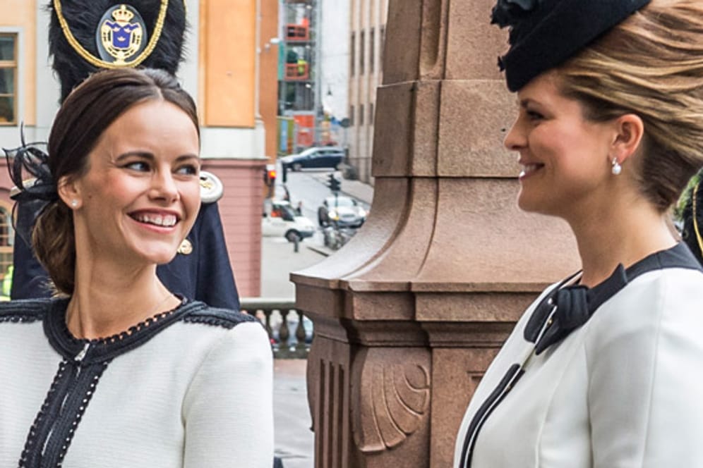 Schwedens Prinzessinnen Sofia (l.) und Madeleine in trauter Eintracht bei der feierlichen Eröffnung des schwedischen Parlaments.