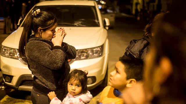 In der Hauptstadt Santiago verbrachten viele Menschen die Nacht auf der Straße.