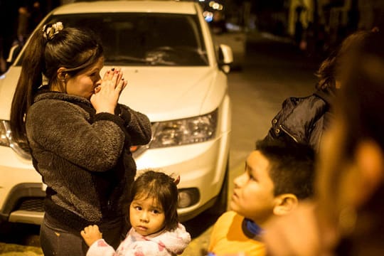 In der Hauptstadt Santiago verbrachten viele Menschen die Nacht auf der Straße.