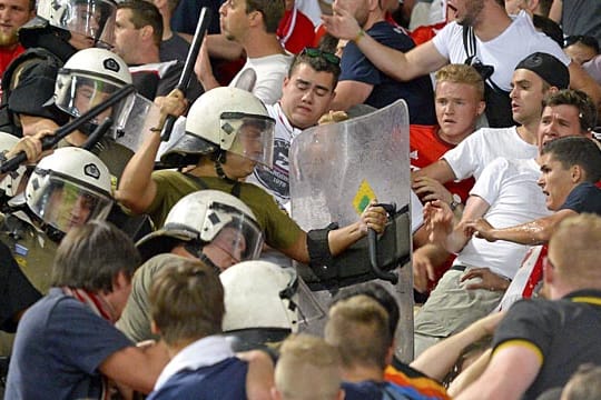 Anhänger des FC Bayern werden von der griechischen Polizei angegriffen.