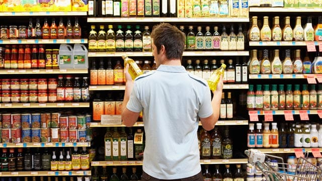 Die Auswahl an Öl im Supermarkt ist riesig. Umso wichtiger ist es daher zu wissen, welches Öl sich für welche Zwecke eignet.