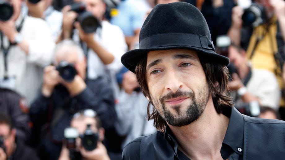 Schauspieler Adrien Brody trägt den Henriquatre.