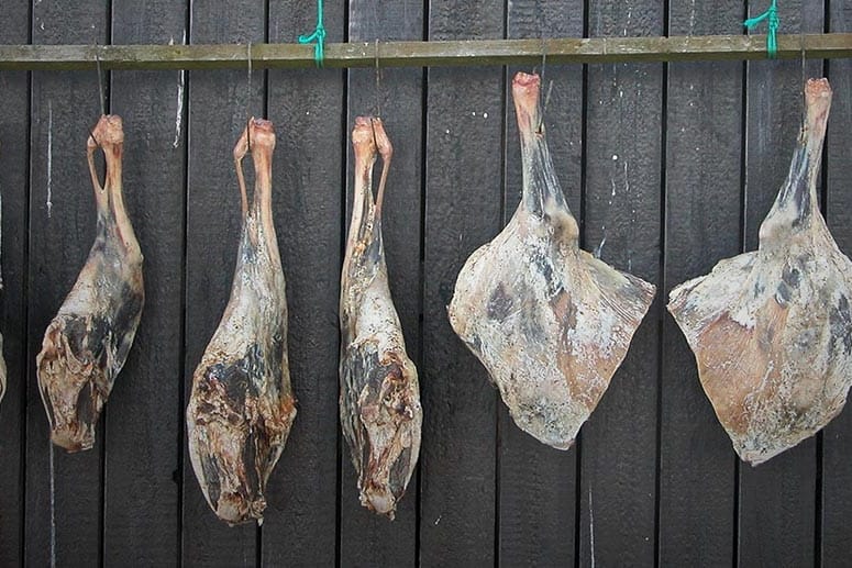 Das ist Skerpikjøt - ein Schinken aus Schafsfleisch von den Färöern.