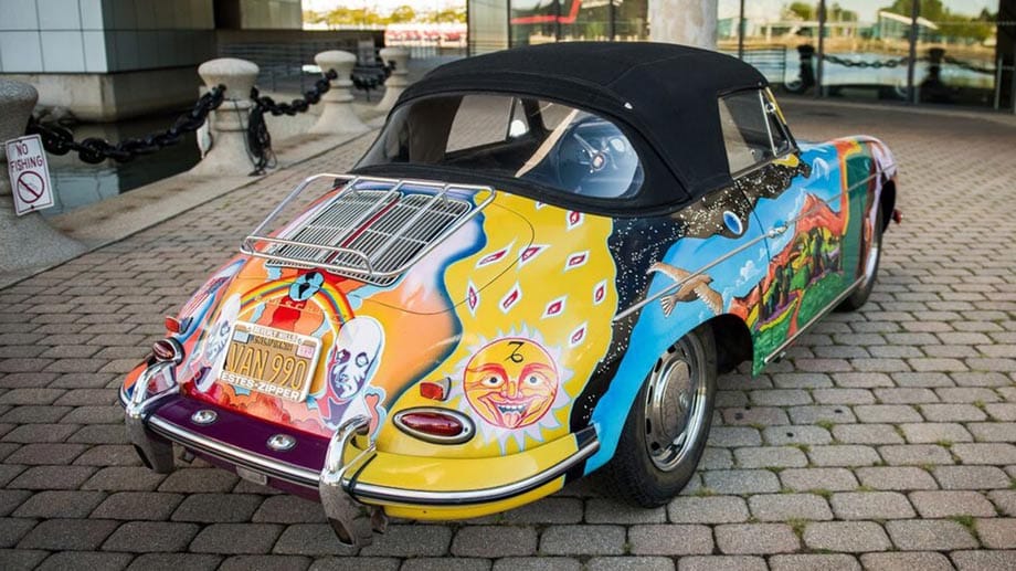 1968 erwarb die berühmte Sängerin das Porsche 356 C Cabriolet aus dem Baujahr 1965. Das in "Austernweiß" lackierte Auto war Janis Joplin zu langweilig und ließ ihn Wagen ganz hippiemäßig bunt bemalen.