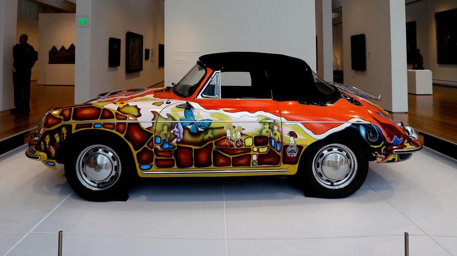Sie engagierte den befreundeten Künstler Dave Richards, um das Auto mit einer Fantasielandschaft zu bemalen. "Von der Geschichte des Universums" heißt das Kunstwerk mit Schmetterlingen und Quallen sowie einem Portrait von Joplin und ihren Band-Mitgliedern.