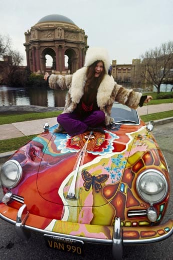 Janis Joplin auf ihrem Porsche. In einem ihrer bekanntesten Songs hatte sie 1970 wie in einem Gebet gesungen: "Herr, kaufe mir einen Mercedes-Benz. Meine Freunde fahren alle Porsche, da muss ich mithalten." Da besaß sie den Porsche bereits zwei Jahre.