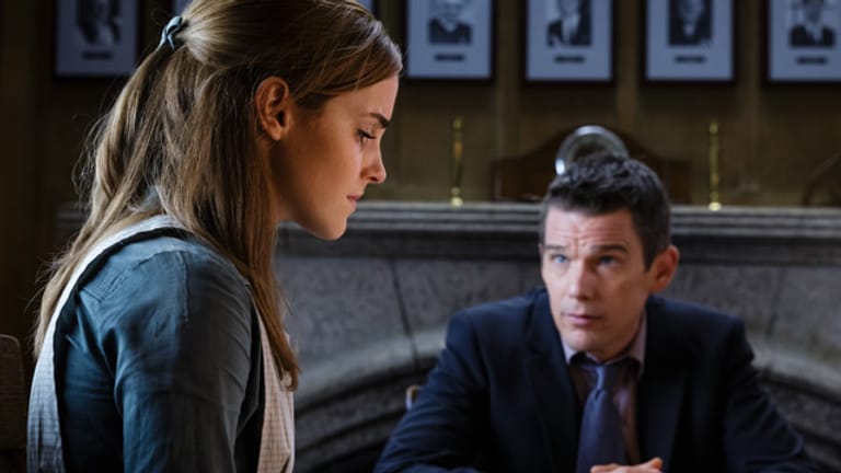 Angela (Emma Watson) versucht sich gegenüber Detective Kenner (Ethan Hawke) daran zu erinnern, was in der fraglichen Nacht geschah.