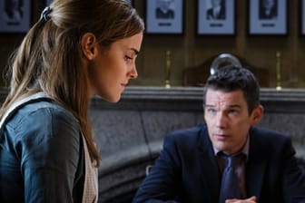 Angela (Emma Watson) versucht sich gegenüber Detective Kenner (Ethan Hawke) daran zu erinnern, was in der fraglichen Nacht geschah.