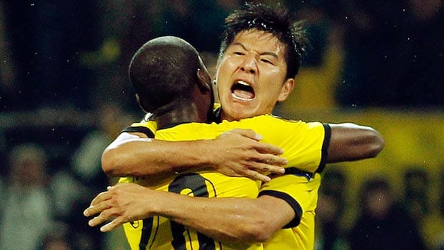 Joo-Ho Park (re.) jubelt nach seinem Siegtor mit Adrian Ramos.