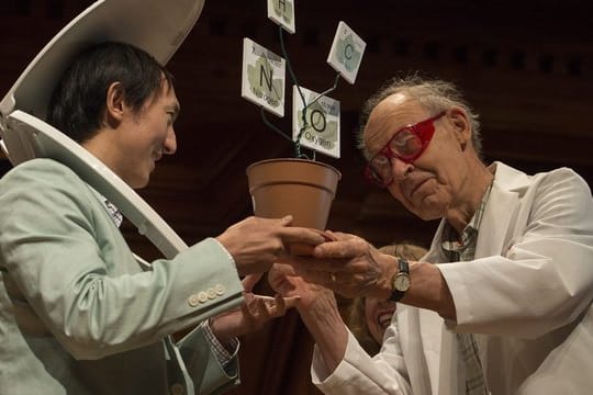 David Hu (li.) ist einer der Forscher, der beim "Ig-Nobelpreis" prämiert wurde. Dudley Herschbach (Nobelpreis in Chemie) überreichte die Auszeichnung.