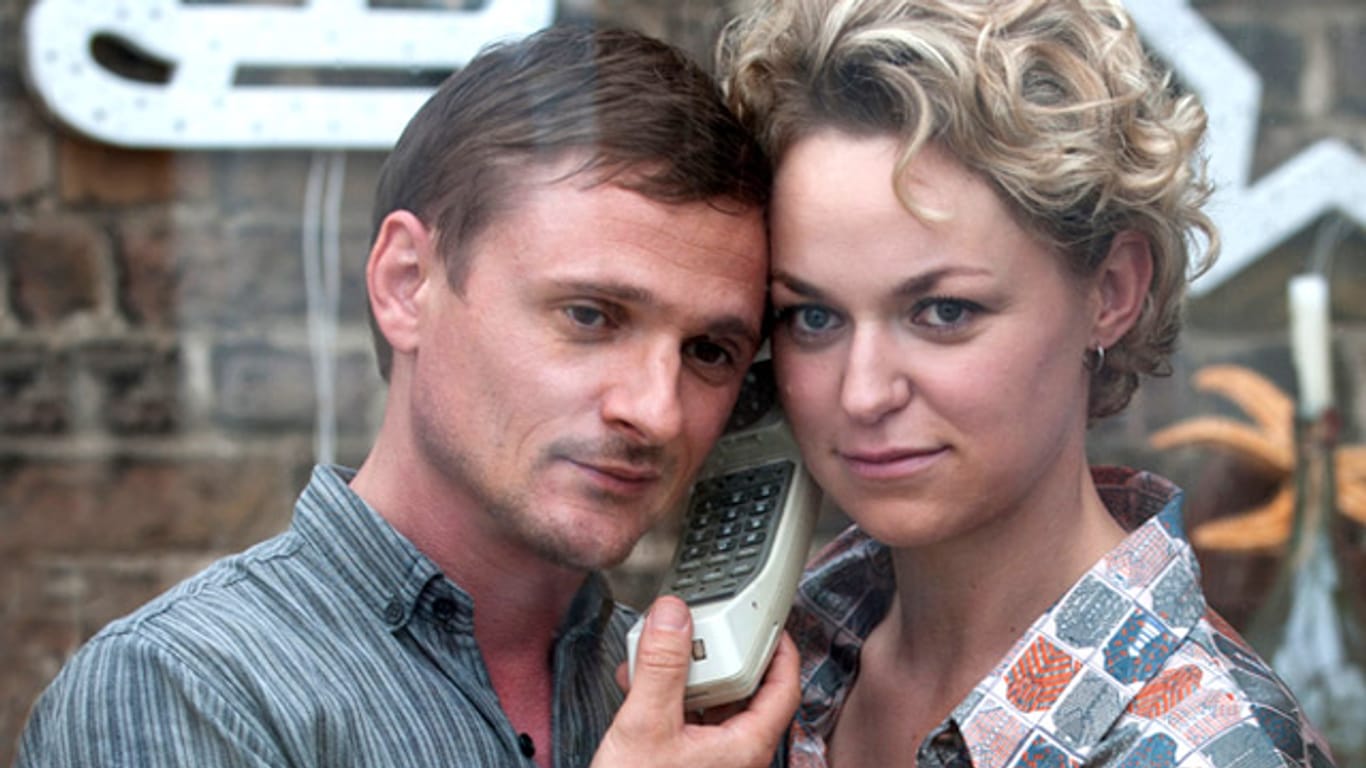 Florian Lukas als Martin Kupfer und Lisa Wagner als Katja Wiese in "Weissensee".