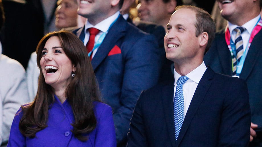 Bestens gelaunt wohnten Prinz William und Herzogin Kate der Eröffnungszeremonie der Rugby-WM 2015 im englischen Twickenham bei. Auch beim anschließenden Match England gegen Fidschi jubelte das sportbegeisterte Paar kräftig mit.