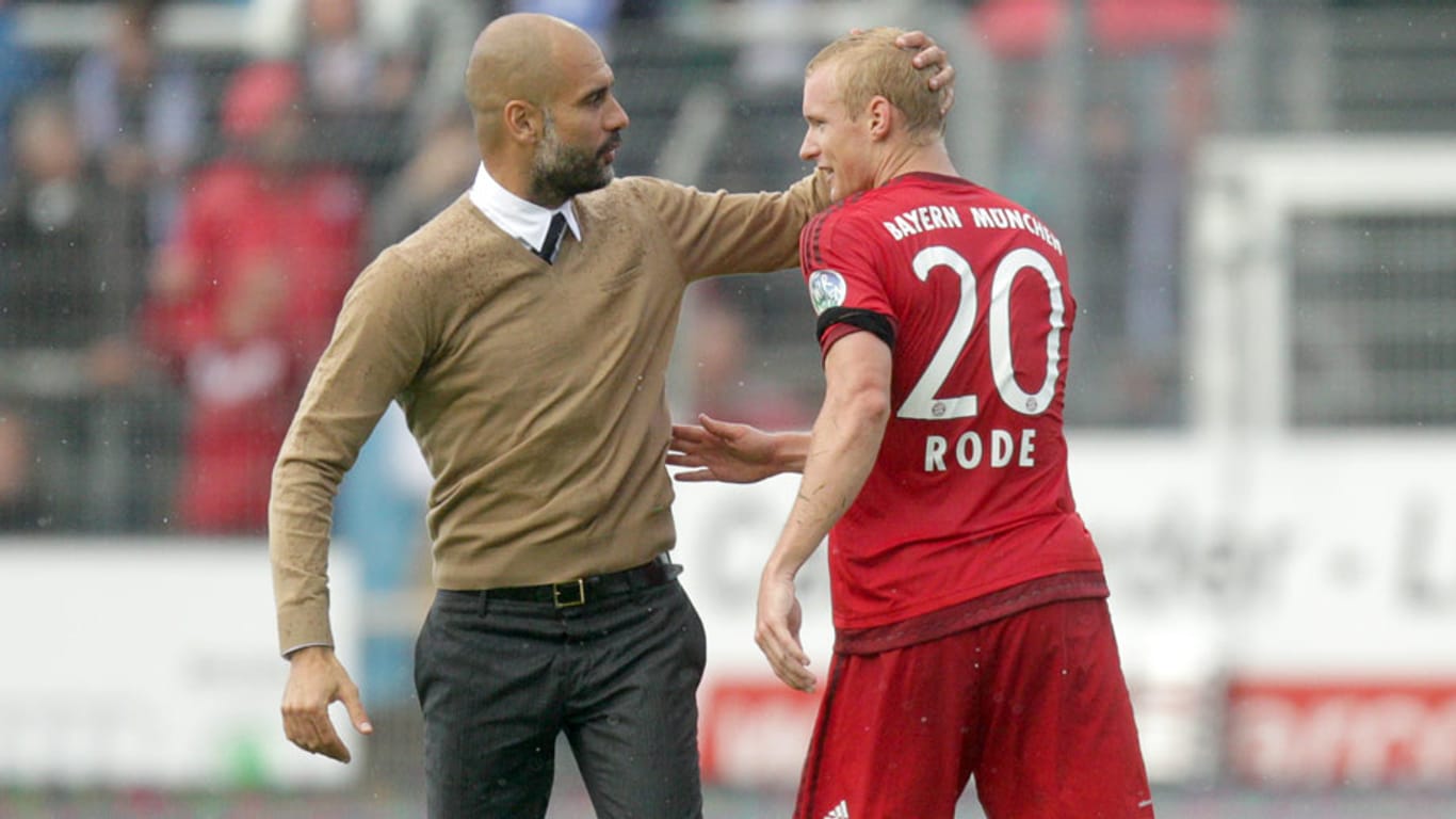 Bayern-Coach Pep Guardiola (li.) herzt seinen Matchwinner Sebastian Rode.