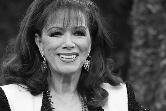 Jackie Collins, die Schwester von Schauspielerin Joan Collins, ist mit 77 Jahren gestorben.