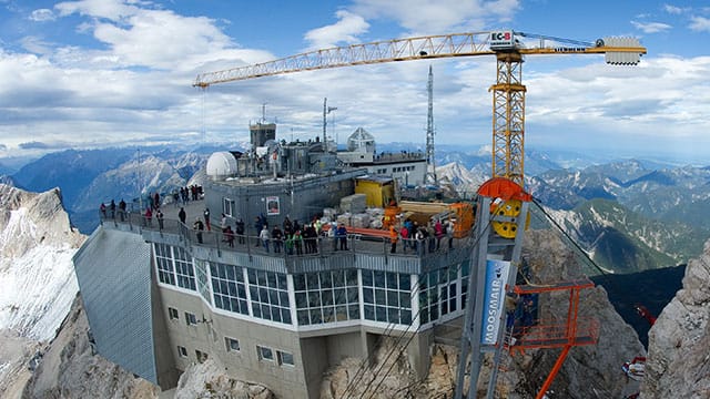 Materialseilbahn und Baukran auf Deutschlands höchster Baustelle auf der Zugspitze.